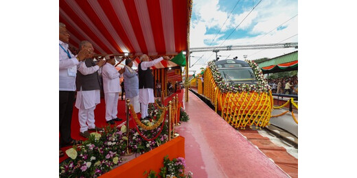 पीएम मोदी ने तीन वंदे भारत ट्रेनों को दिखाई हरी झंडी, कहा– पर्यटन, वाणिज्य और कनेक्टिविटी को मिलेगा नया आयाम